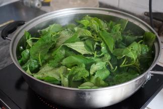 煮一两分钟，再加入白花菜