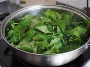 煮一两分钟，再加入白花菜