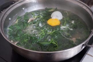 煮几分钟，加入鸡蛋煮熟