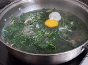 煮几分钟，加入鸡蛋煮熟