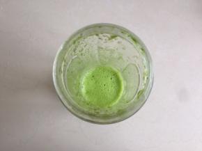 取适量的菠菜加水，用料理机打出菠菜汁