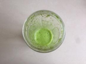 取适量的菠菜加水，用料理机打出菠菜汁