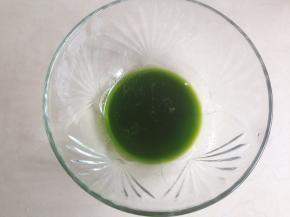 用筛网过滤出菠菜汁