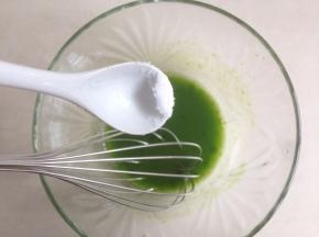 加入玉米油和盐，用手动打蛋器搅拌一两分钟，乳化好，没有出现水油分离