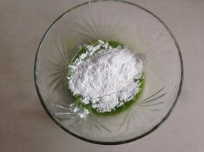 将提前过筛的面粉过筛进去