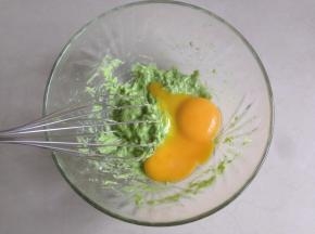 将鸡蛋黄倒入