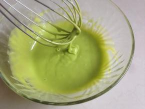 划Z字，拌至细腻的蛋黄糊