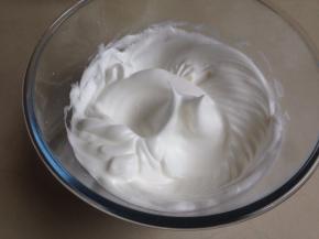 蛋清分两次加入糖，用电动打蛋器打至偏干性发泡