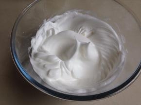 蛋清分两次加入糖，用电动打蛋器打至偏干性发泡