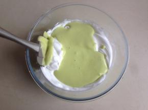 拌好的蛋糕糊倒入剩余的蛋白霜里