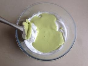 拌好的蛋糕糊倒入剩余的蛋白霜里