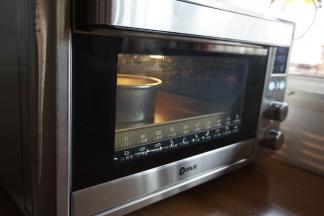 将拌好的蛋糕糊从高处倒入6寸活底阳极蛋糕模里，在桌面上震出气泡，放入已经提前预热上火120度，下火140度的东菱K40C烤箱最下层，烘烤40分钟左右