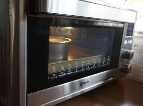 将拌好的蛋糕糊从高处倒入6寸活底阳极蛋糕模里，在桌面上震出气泡，放入已经提前预热上火120度，下火140度的东菱K40C烤箱最下层，烘烤40分钟左右