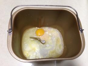 除面粉外的原料入面包机桶