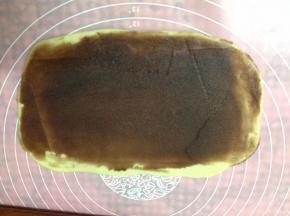 用刮刀抹上薄薄一层豆沙