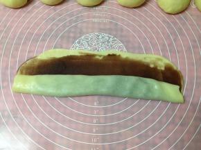 从长边处卷起，叠成两指宽的条