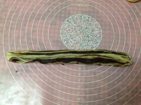 两条切口向上叠起