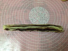 两条切口向上叠起