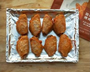 室温自然解冻一会，烤盘包锡纸，把鸡翅放烤盘上。