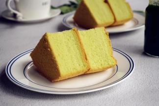 烘烤结束，将蛋糕取出，在桌面上震出热气，再倒扣在晾架上晾凉才脱模