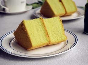 烘烤结束，将蛋糕取出，在桌面上震出热气，再倒扣在晾架上晾凉才脱模