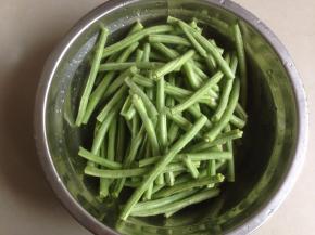 豆角洗净，如果有虫眼部分要摘掉，掰成短段