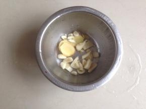 姜切片，蒜剁碎