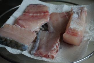 鱼肉用盐腌之后，若有水份溢出，再用厨房纸巾吸干水分