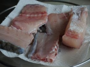 鱼肉用盐腌之后，若有水份溢出，再用厨房纸巾吸干水分