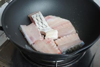 炒锅里加油烧热后，将鱼块放入