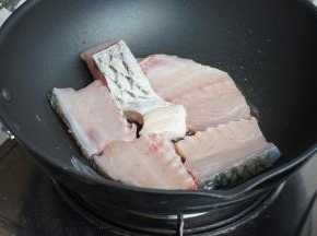 炒锅里加油烧热后，将鱼块放入