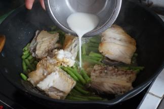 焖煮10分钟后，用生粉兑水勾芡倒入