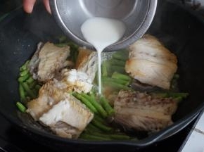 焖煮10分钟后，用生粉兑水勾芡倒入