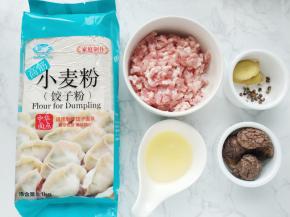 [饺子皮材料] 白鲨饺子粉200克，盐2克，鸡蛋清35克，水55克
[肉馅材料] 猪肉末（7瘦3肥）200克，花椒10粒，生姜3片，泡发的香菇3－5朵，蛋清1个，生抽1勺，蚝油1勺，糖半勺，盐适量，五香粉少许，芝麻油半勺。