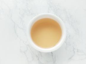 先来调肉馅。锅中烧开半碗水，水开后加入花椒和生姜，关火过滤出生姜花椒水放凉备用。