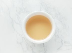 先来调肉馅。锅中烧开半碗水，水开后加入花椒和生姜，关火过滤出生姜花椒水放凉备用。