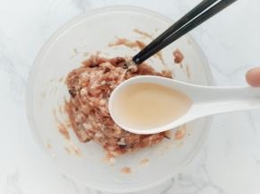 分次加入生姜花椒水，每次加完都要搅拌到完全吸收再加入下一次，直到把所有生姜花椒水加完。