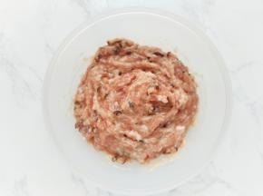 在肉馅中再加入半勺芝麻油，拌匀备用。肉馅完成！