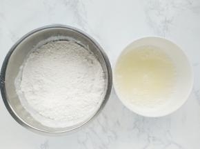 再来做饺子皮。称量好白鲨饺子粉，将鸡蛋清和水混合均匀。