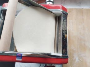 将压面机调2档再压3－4次，每次压完后都要撒上一些粉防沾，最后将压面机调3档再压3－4次，每次压完后都要撒上一些粉防沾，多压几次可以让饺子皮更筋道。