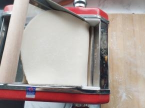 将压面机调2档再压3－4次，每次压完后都要撒上一些粉防沾，最后将压面机调3档再压3－4次，每次压完后都要撒上一些粉防沾，多压几次可以让饺子皮更筋道。