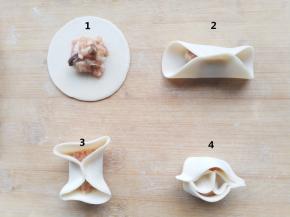 开始包饺子。取一张饺子皮，放上肉馅，捏紧上下端的中间部分。再将饺子旋转180度，让原本开口的左右两端变成上下两端。再把饺子上下端的左右两边分别捏紧，饺子就包好了。