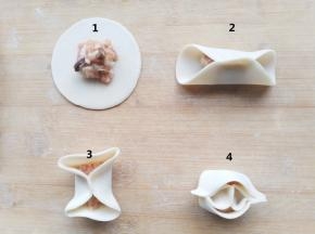 开始包饺子。取一张饺子皮，放上肉馅，捏紧上下端的中间部分。再将饺子旋转180度，让原本开口的左右两端变成上下两端。再把饺子上下端的左右两边分别捏紧，饺子就包好了。