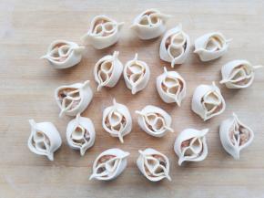 包好的饺子底部平平的，可以很优雅地站在刷了油的平底锅里。