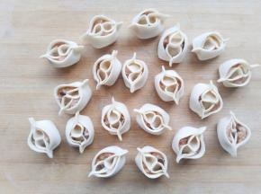 包好的饺子底部平平的，可以很优雅地站在刷了油的平底锅里。