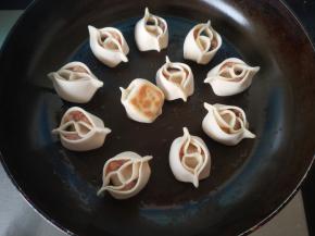 锅底刷油，将饺子码在锅里，开中火煎三分钟左右，这时饺子的底部是焦黄的。