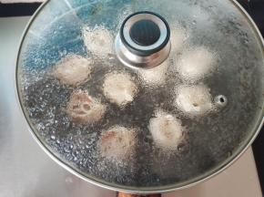 加入半碗水，盖上锅盖，转小火。