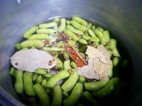 再放入各种卤料，