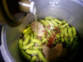 加少许油，这样毛豆煮熟颜色不会变黄