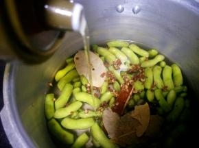 加少许油，这样毛豆煮熟颜色不会变黄